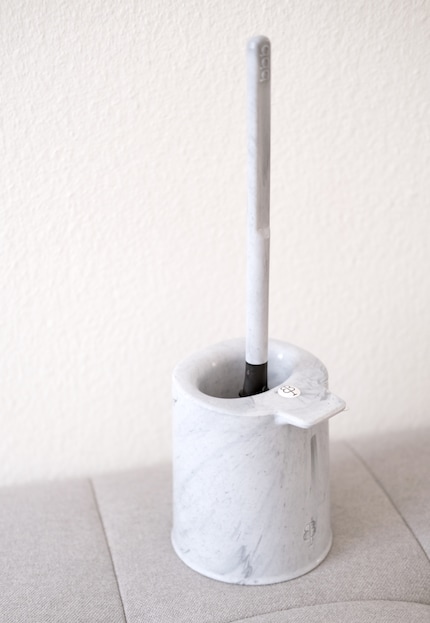 Both the logos on the handle and base should be in line.