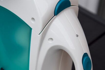 The individual parts of the Leifheit vacuum cleaner don't really want to fit together. Larger gaps are clearly visible where the parts meet.