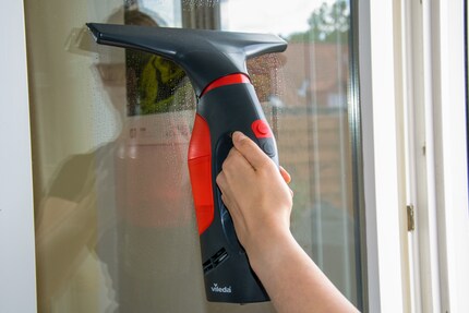 Vileda Windowmatic Power in outdoor use.