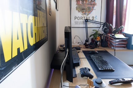 Mit Standfuss steht der Fernseher deutlich von der Wand ab.