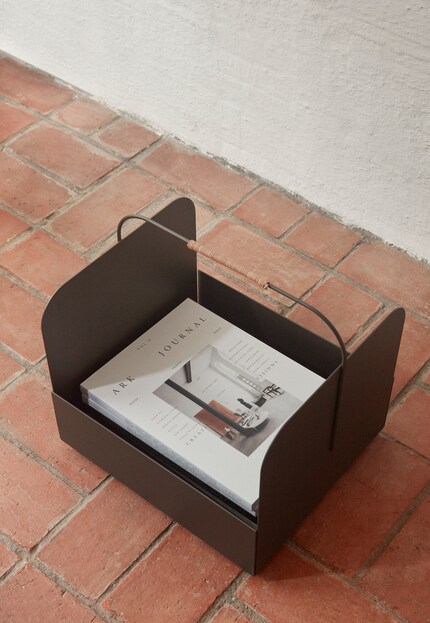 Der Zeitungsständer aus Metall packt Papierabfall ordentlich ein. Bild: Oyoy