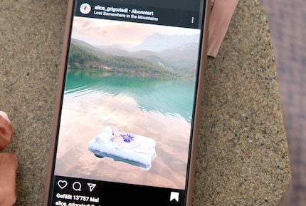 Les lits en plein air servent à remplacer les chambres d'hôtel à l'heure de la distance sociale. Poste Insta : Alice Grigoriadi, «alice_grigoriadi»