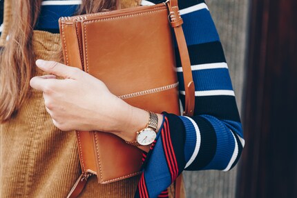 Non così: è allettante tenere in mano piccole borse con disinvoltura. Tuttavia, questo non fa bene alla pelle.