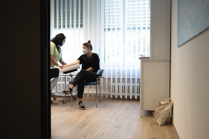 Beaucoup de gens s'épanchent, moi, je préfère bavarder.