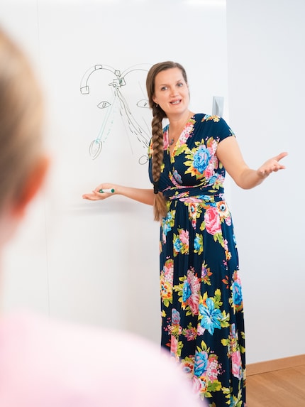 Mithilfe des Whiteboards erklärt Dania Schiftan komplexe Sachverhalte verständlich.