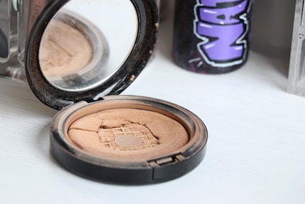 Ein Tuch. Eine Wischbewegung. Und dein Puder sieht wieder aus wie neu. Zumindest die Verpackung.