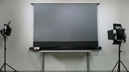 Voici le CLR FTE100H2 l'Elite Screens. Je l'appelle Bob. Juste Bob.