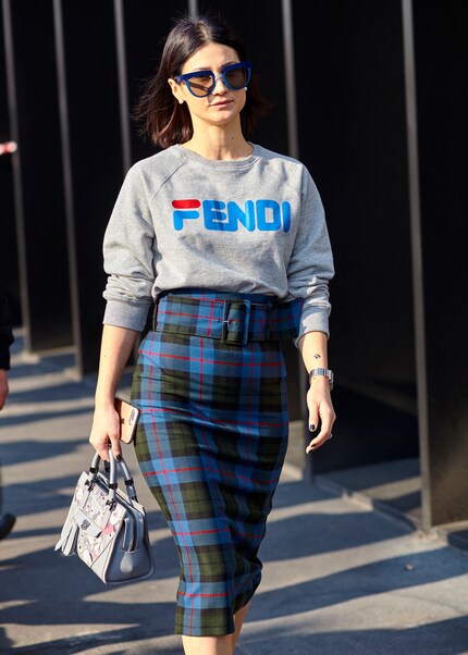 Wenn dir das Logo auf dem Pulli zu viel ist, greifst du alternativ zu einem unifarbenen Modell.