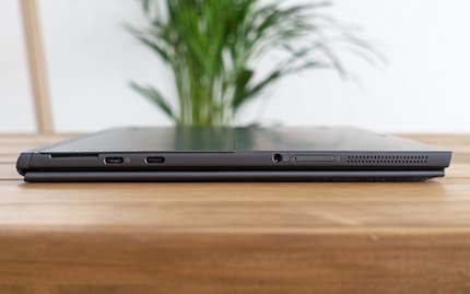2 x USB 3.1 tipo C Gen 1 (DisplayPort 1.3, Power Delivery), jack 3,5-mm (cuffie e microfono) e slot microSD.