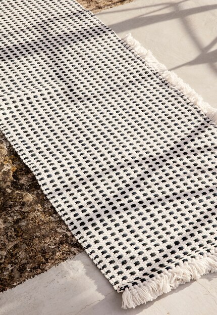 Motivi e design strutturati distraggono l’occhio da eventuali macchie.  Immagine: Ferm Living