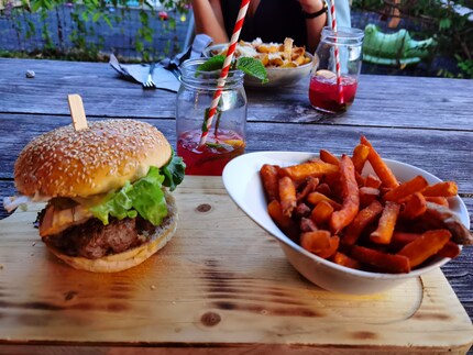 Pendant ce temps au restaurant...
