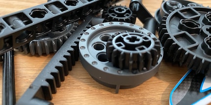 En plastique et anguleuses : les pièces ressemblent à des LEGO.