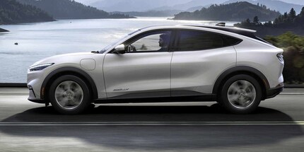 Der Ford Mustang Mach-E. Beachte den Kofferraumdeckel, wo Ford mit einem schwarzen, versteckten Element Platz auf der Rückbank geschaffen hat.