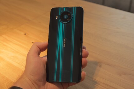 Die Reflexionen auf der Rückseiten sollen an das Polarlicht erinnern.