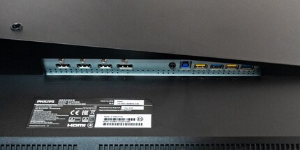 Tre porte HDMI (v2.0), una DisplayPort (v1.4), jack da 3,5 mm, USB Upstream, quattro porte USB 3.2 tipo A, due delle quali con alimentazione permanente.