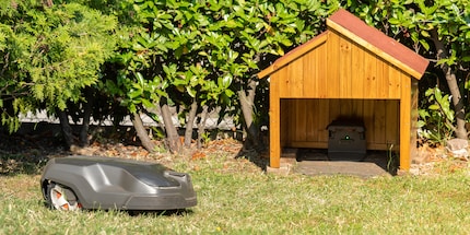 Robotermäher gehören über Winter eingelagert – Ladestation inklusive.