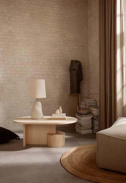 Riviste impilate in un angolo di una stanza. Immagine: Ferm Living