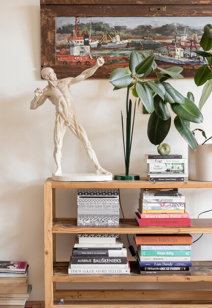 Impilati in progressione cromatica i libri hanno un effetto decorativo. Immagine: Ferm Living
