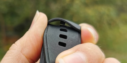 Bei Sportuhren verbreitet, bei normalen weniger: Der merkwürdige Bandfesthalterzahn in der Lasche