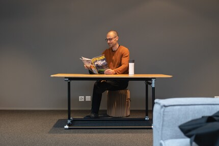 Hier musst du dir eine entspannte Balkonatmosphäre vorstellen. Fürs Fotoshooting habe ich den Cube-Tisch ins Büro geschleppt.