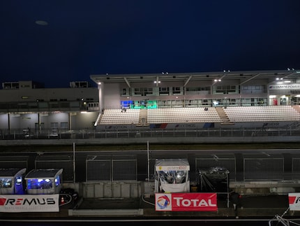 Hier ist tatsächlich ein Rennauto in der Mitte des Bildes