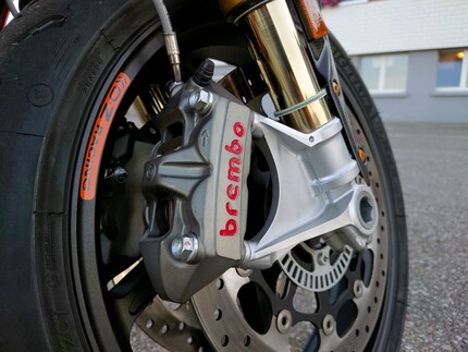 Starke Beschleunigung braucht starke Bremsen. Daher bin ich froh, dass da das Wort «Brembo» steht