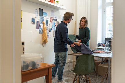 In the newly opened showroom and atelier: Cornelia Stahl (r.) with Oliver Balsiger (l.).