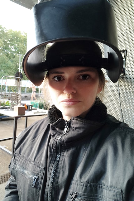 Ich bin unzufrieden mit meinen Nähten, während im Hintergrund bei gefühlten -10 Grad gebadet wird.