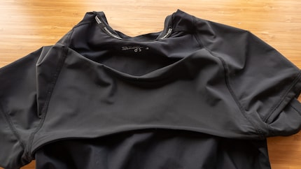 The «Posture Alignment Technology» is nothing more than a stretchy band that stretches across the back.