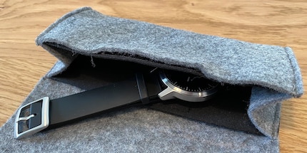 Das Stoffetui ist eine spezielle Verpackung für eine Armbanduhr.