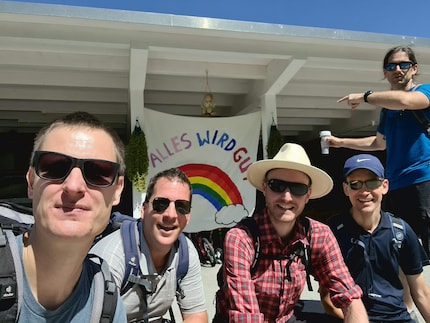 Usie (Gruppen-Selfie) vom letzten Teamevent Anfang Juli. Von rechts: Boško, Mark, Andreas, Olivier, ich