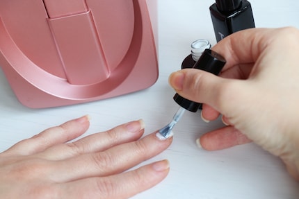 Das Print Gel bildet die Basis, auf die der Drucker das Design druckt.