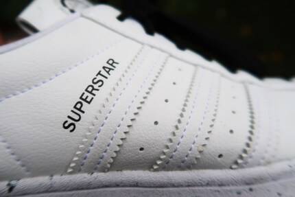 Tutto è iniziato con una parola e tre strisce.