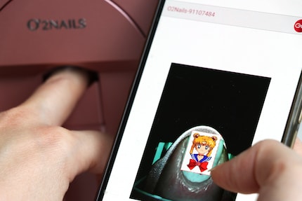 Auf diesen Moment habe ich gewartet: Endlich kann ich meine Kindheitsheldin auf meine Nägel drucken.