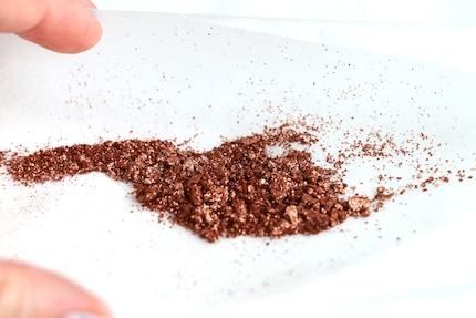 Ausgerechnet die schönste Farbe in meiner neuen «Golden Slipper» Palette von Bobbi Brown fiel einem holprigen Versand zum Opfer.