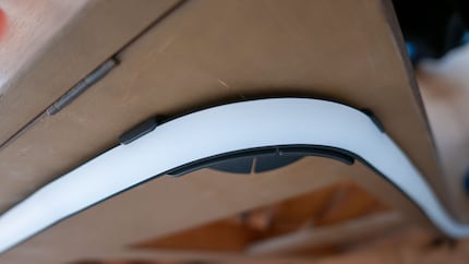 Der Lichtschlauch wird in die Halterung gedrückt.