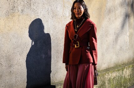 Statt eines Cardigans passt auch ein Blazer zum Kleid.