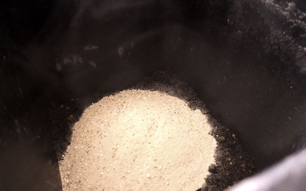 Nicht zu schnell rein mit dem Sand, sonst stiebt es.