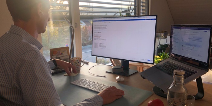 Sous-main, support pour ordinateur portable, moniteur externe et clavier ; voilà ce que j'appelle du télétravail.