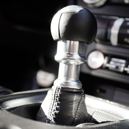 La boîte manuelle attend un conducteur exigeant. Ou une conductrice.