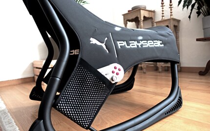 Hat vier Taschen: Zwei kleinere an den Seiten und zwei grössere ganz vorne und hinter dem Kopfteil.