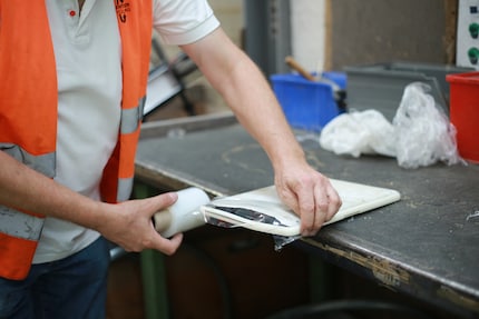 Cette batterie a gonflé. L'appareil est uniquement emballé dans du plastique et entreposé en toute sécurité dans le fût en acier. Ce n'est que plus tard que la batterie est retirée sur un établi de sécurité.