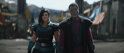 Carasynthia Dune (Gina Carano) e Greef Karga (Carl Weathers).