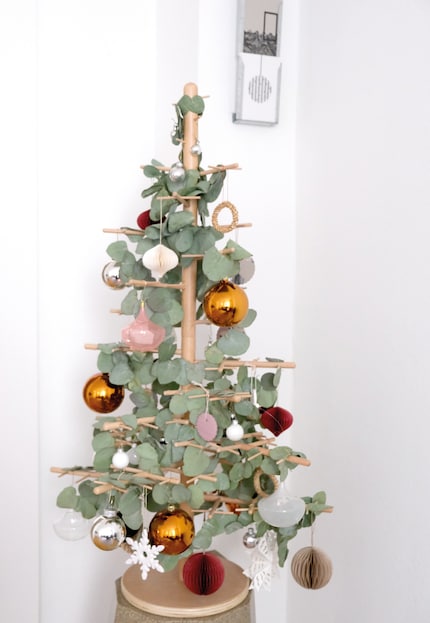 After: It looks fuller and warmer with a garland.