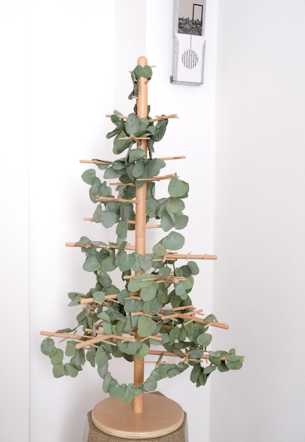 With each additional garland, the wooden tree becomes greener.