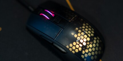 La Burst Pro dispose de deux zones d'éclairage : au niveau de la molette de défilement et sous la structure en nid d'abeille.