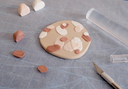 Grâce au chevauchement des surfaces de couleur, le tout ressemble à une peinture.