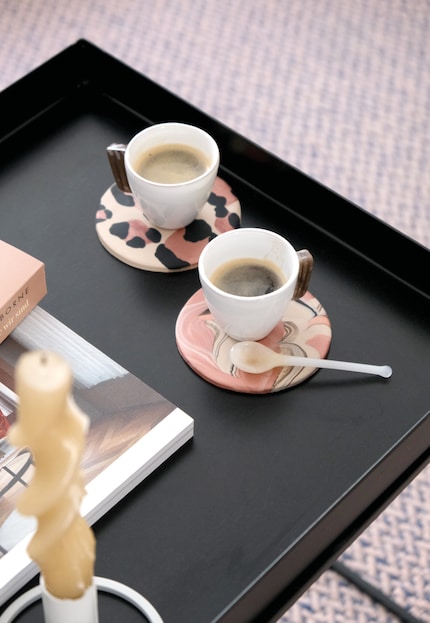 Sur des sous-verres avec de belles taches.