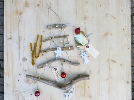Simple but effective: the hanging Christmas tree for re-decorating and re-decorating