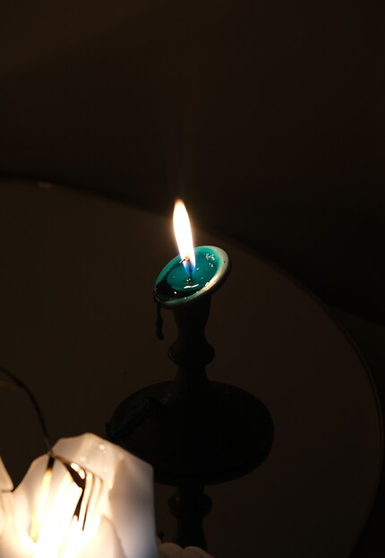 Unterschätzt wurde die ganzheitliche Wachskerze, die nur vortäuscht, gleichzeitig ein Kerzenhalter zu sein.